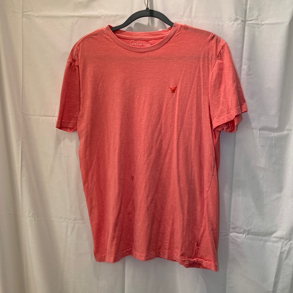 American Eagle basic salmon colored tee shirt